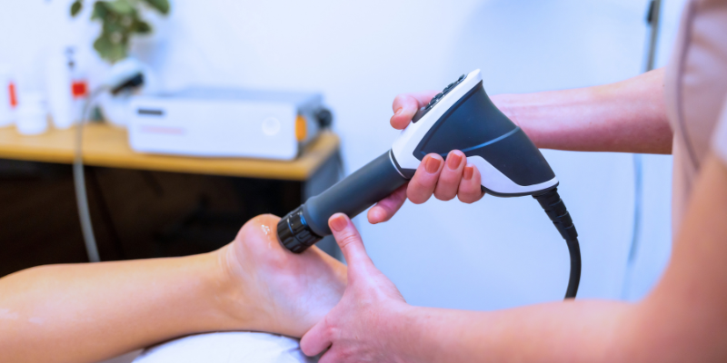 Shockwave therapy treatment device